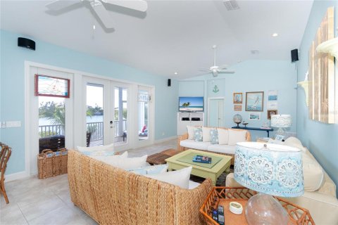 House in Placida, Florida 3 bedrooms, 178 sq.m. № 2239856 - photo 7