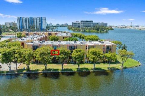 Copropriété à vendre à Miami, Floride: 2 chambres, 73.67 m2 № 2012306 - photo 3