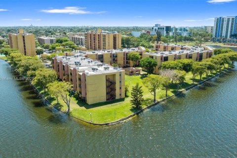 Copropriété à vendre à Miami, Floride: 2 chambres, 73.67 m2 № 2012306 - photo 29