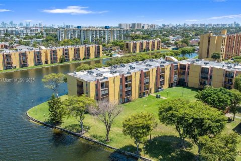 Copropriété à vendre à Miami, Floride: 2 chambres, 73.67 m2 № 2012306 - photo 2