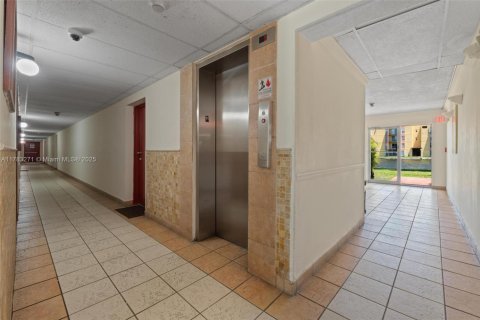 Copropriété à vendre à Miami, Floride: 2 chambres, 73.67 m2 № 2012306 - photo 21