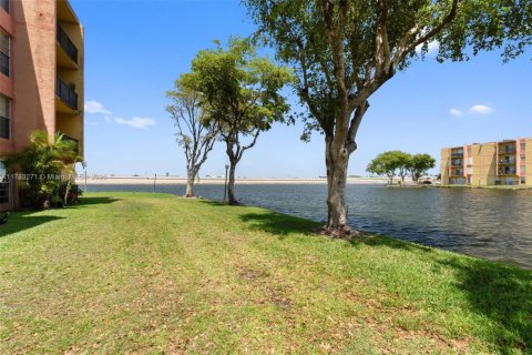 Copropriété à vendre à Miami, Floride: 2 chambres, 73.67 m2 № 2012306 - photo 24