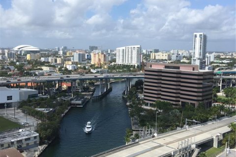 Condominio en alquiler en Miami, Florida, 3 dormitorios, 138.05 m2 № 2064478 - foto 3