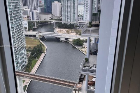 Condominio en alquiler en Miami, Florida, 3 dormitorios, 138.05 m2 № 2064478 - foto 2
