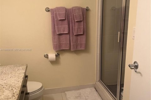 Condominio en alquiler en Miami, Florida, 3 dormitorios, 138.05 m2 № 2064478 - foto 12