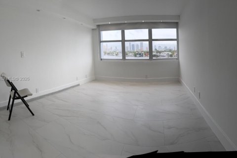 Copropriété à louer à North Miami Beach, Floride: 2 chambres, 112.69 m2 № 2000126 - photo 14
