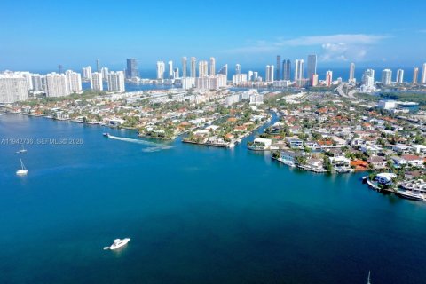 Copropriété à louer à North Miami Beach, Floride: 2 chambres, 112.69 m2 № 2000126 - photo 2