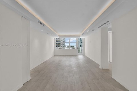 Condo in Miami Beach, Florida, 2 bedrooms  № 2014003 - photo 2
