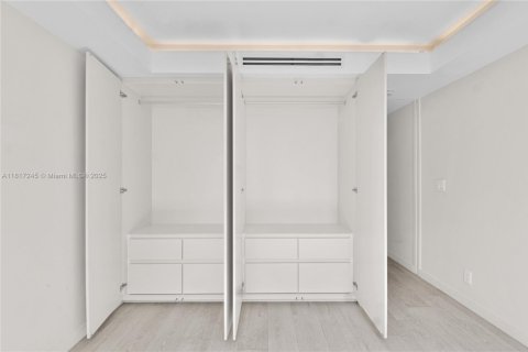 Condo in Miami Beach, Florida, 2 bedrooms  № 2014003 - photo 9