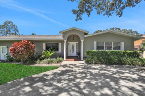House in Winter Haven, Florida 5 bedrooms, 419.27 sq.m. № 1812915 - photo 1
