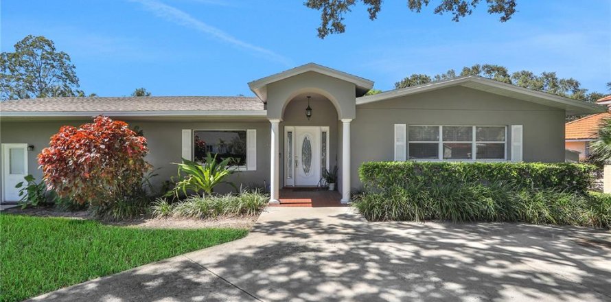 House in Winter Haven, Florida 5 bedrooms, 419.27 sq.m. № 1812915