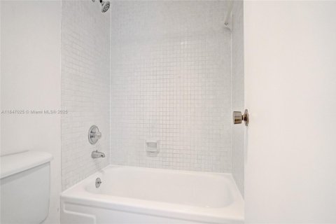 Copropriété à vendre à Pembroke Pines, Floride: 2 chambres, 91.04 m2 № 1847626 - photo 20