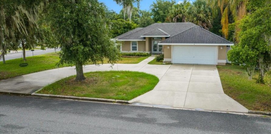 Casa en Umatilla, Florida 3 dormitorios, 155.15 m2 № 2239033