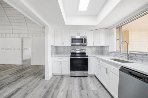 Villa ou maison à vendre à Tamarac, Floride: 5 chambres, 201.69 m2 № 2075328 - photo 6