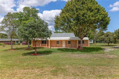Villa ou maison à vendre à Tamarac, Floride: 5 chambres, 201.69 m2 № 2075328 - photo 2