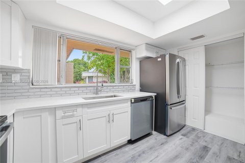 Villa ou maison à vendre à Tamarac, Floride: 5 chambres, 201.69 m2 № 2075328 - photo 5