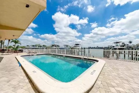 Снять в аренду кондоминиум в Трежер-Айленд, Флорида 3 комнаты, 100.33м2, № 241568 - фото 13