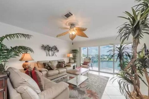 Снять в аренду кондоминиум в Трежер-Айленд, Флорида 3 комнаты, 100.33м2, № 241568 - фото 17