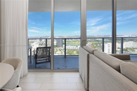 Condo in Hollywood, Florida, 3 bedrooms № 2188504 - photo 2