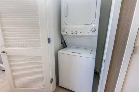 Condo in Hollywood, Florida, 3 bedrooms № 2188504 - photo 11
