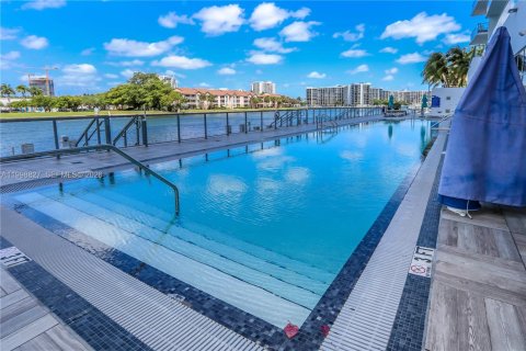 Condo in Hollywood, Florida, 3 bedrooms № 2188504 - photo 27