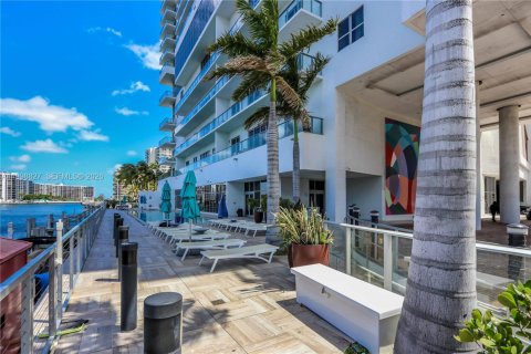 Condo in Hollywood, Florida, 3 bedrooms № 2188504 - photo 25