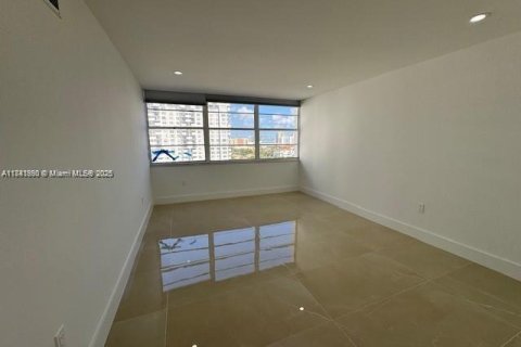 Снять в аренду кондоминиум в Авентура, Флорида 2 спальни, 116.22м2, № 1940063 - фото 9