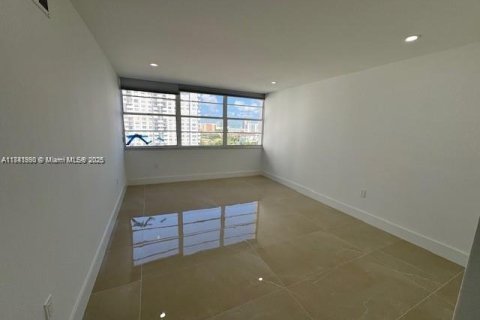 Снять в аренду кондоминиум в Авентура, Флорида 2 спальни, 116.22м2, № 1940063 - фото 11