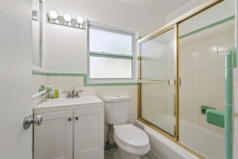 House in Saint Petersburg, Florida 4 bedrooms, 172.61 sq.m. № 1732632 - photo 18