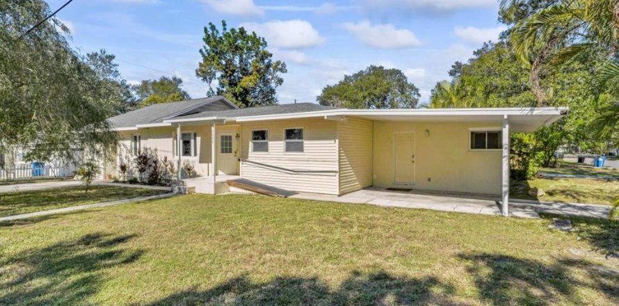 House in Saint Petersburg, Florida 4 bedrooms, 172.61 sq.m. № 1732632