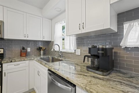 House in Saint Petersburg, Florida 4 bedrooms, 172.61 sq.m. № 1732632 - photo 8