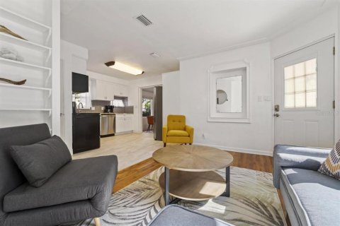 House in Saint Petersburg, Florida 4 bedrooms, 172.61 sq.m. № 1732632 - photo 6