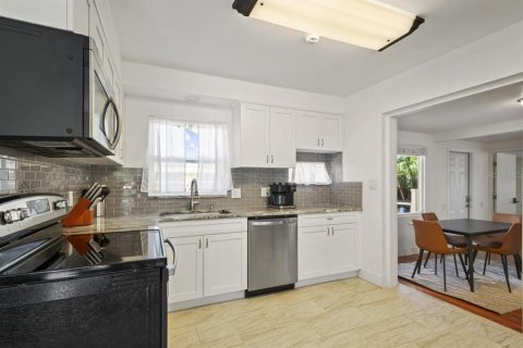 House in Saint Petersburg, Florida 4 bedrooms, 172.61 sq.m. № 1732632 - photo 7