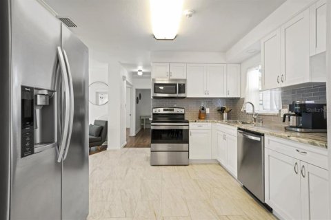 House in Saint Petersburg, Florida 4 bedrooms, 172.61 sq.m. № 1732632 - photo 9