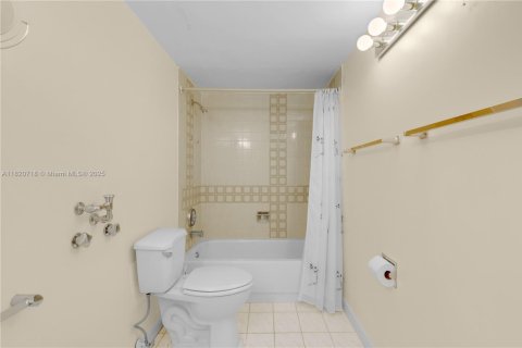 Condominio en venta en Hallandale Beach, Florida, 2 dormitorios, 118.91 m2 № 1779302 - foto 24