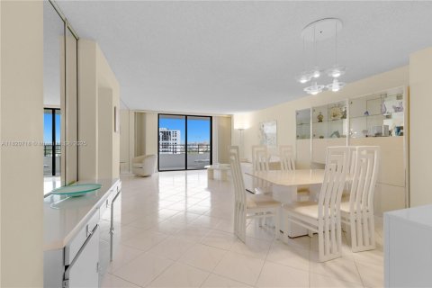 Condominio en venta en Hallandale Beach, Florida, 2 dormitorios, 118.91 m2 № 1779302 - foto 12