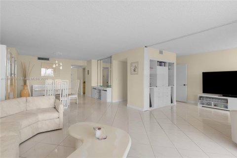 Condominio en venta en Hallandale Beach, Florida, 2 dormitorios, 118.91 m2 № 1779302 - foto 18