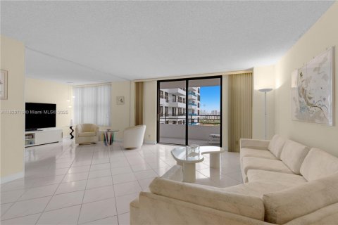 Condominio en venta en Hallandale Beach, Florida, 2 dormitorios, 118.91 m2 № 1779302 - foto 15