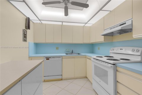 Condominio en venta en Hallandale Beach, Florida, 2 dormitorios, 118.91 m2 № 1779302 - foto 10
