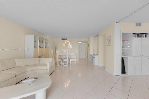 Condominio en venta en Hallandale Beach, Florida, 2 dormitorios, 118.91 m2 № 1779302 - foto 16