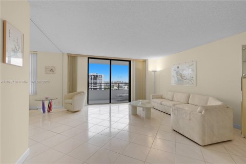 Condominio en venta en Hallandale Beach, Florida, 2 dormitorios, 118.91 m2 № 1779302 - foto 14