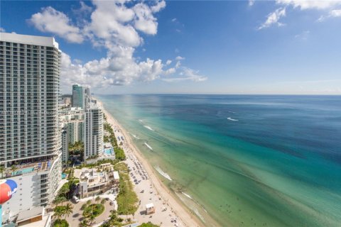 Copropriété à louer à Hallandale Beach, Floride: 3 chambres, 191.84 m2 № 1638334 - photo 1