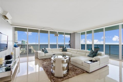 Copropriété à louer à Hallandale Beach, Floride: 3 chambres, 191.84 m2 № 1638334 - photo 2