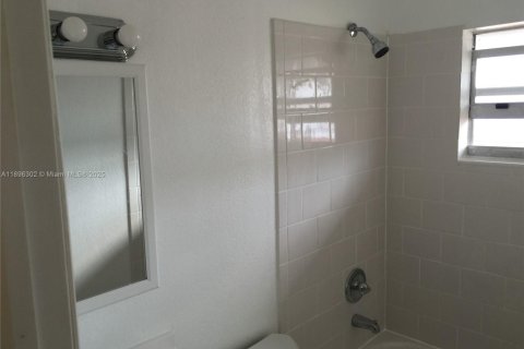 Снять в аренду таунхаус в Майами, Флорида 2 спальни, 282.05м2, № 1950437 - фото 13