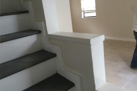 Снять в аренду таунхаус в Майами, Флорида 2 спальни, 282.05м2, № 1950437 - фото 3