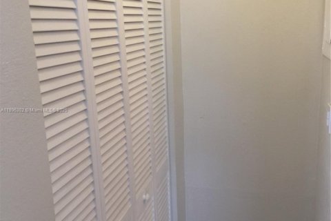 Снять в аренду таунхаус в Майами, Флорида 2 спальни, 282.05м2, № 1950437 - фото 16