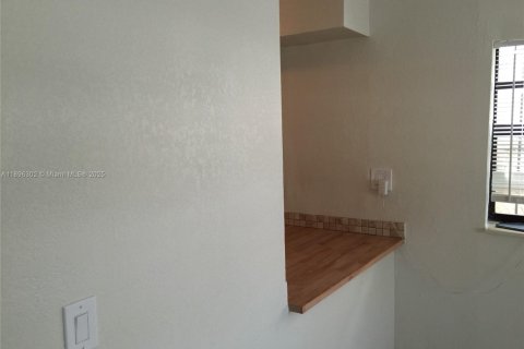 Снять в аренду таунхаус в Майами, Флорида 2 спальни, 282.05м2, № 1950437 - фото 15