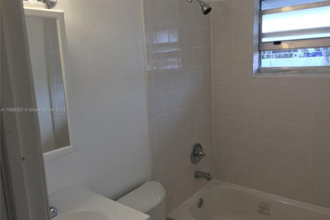 Снять в аренду таунхаус в Майами, Флорида 2 спальни, 282.05м2, № 1950437 - фото 9