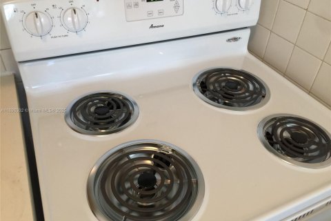 Снять в аренду таунхаус в Майами, Флорида 2 спальни, 282.05м2, № 1950437 - фото 17