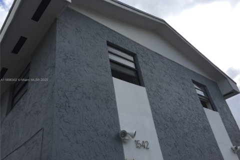 Снять в аренду таунхаус в Майами, Флорида 2 спальни, 282.05м2, № 1950437 - фото 2